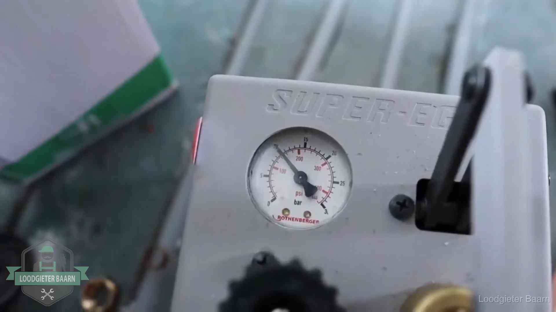 Manometer van een afperspomp bij controle van nieuw leidingwerk in Baarn