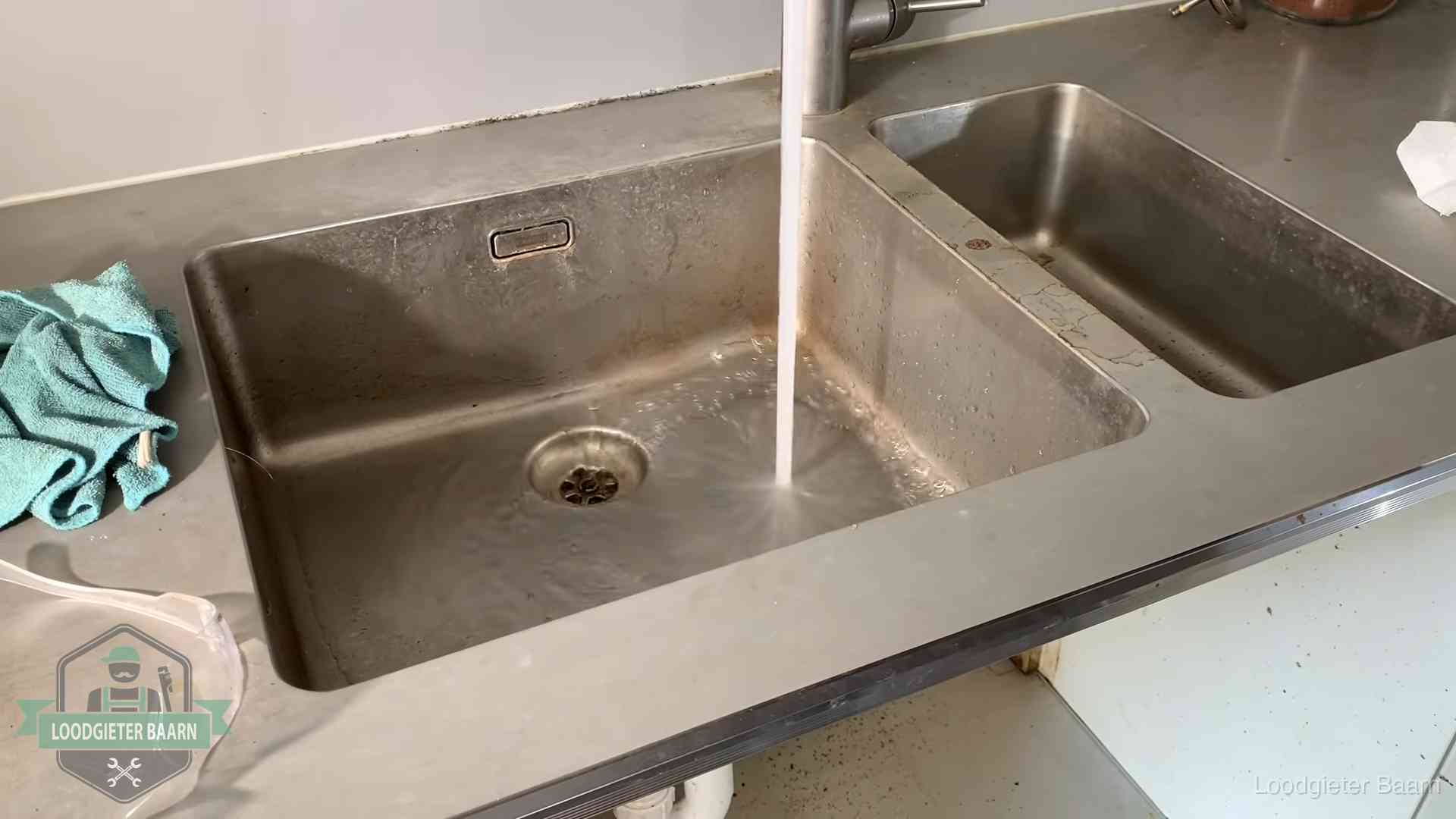 Vastlopende afvoer herkennen in Baarn Doorstroomtest van de afvoer bij een gootsteen in Baarn