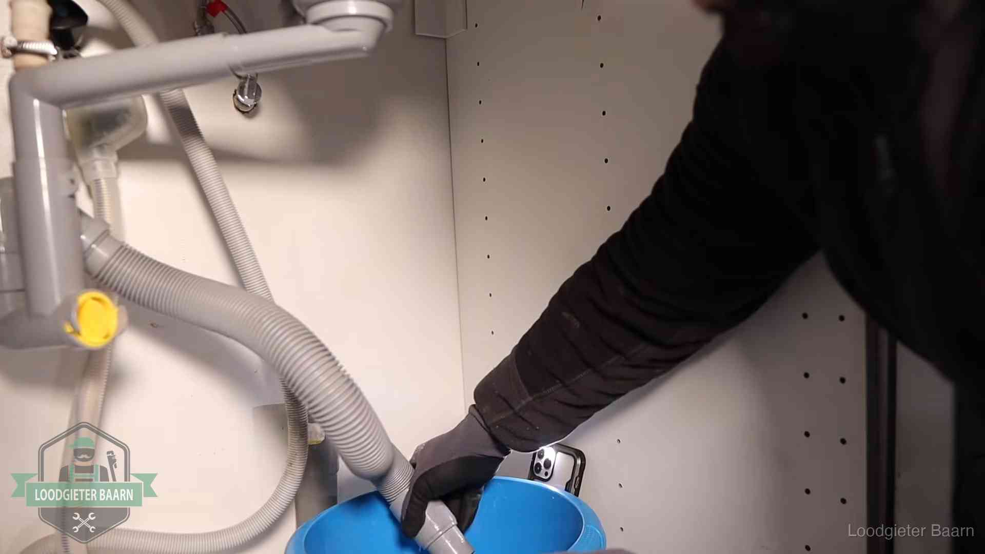 Zelf je afvoer legen in Baarn Afvoerslang loopt leeg in een emmer onder de gootsteen in Baarn, een klus die je zelf kunt doen