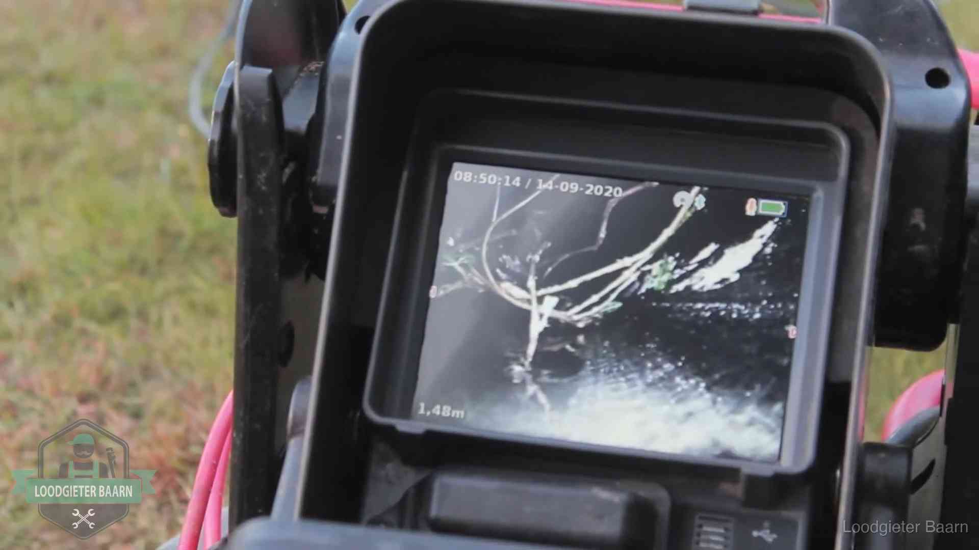 Camera-inspectie van het riool in Baarn Monitor van een rioolcamera toont wortelingroei in de rioolbuis bij een woning in Baarn