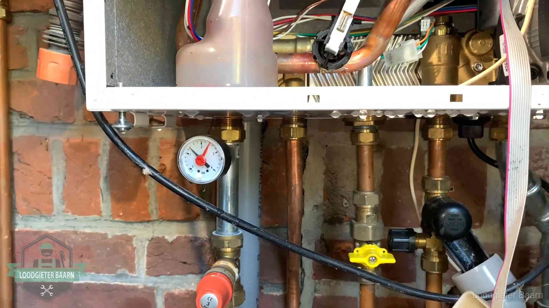 Cv-ketel verliest druk in Baarn Manometer en aansluitleidingen onder een cv-ketel in Baarn bij controle op drukverlies