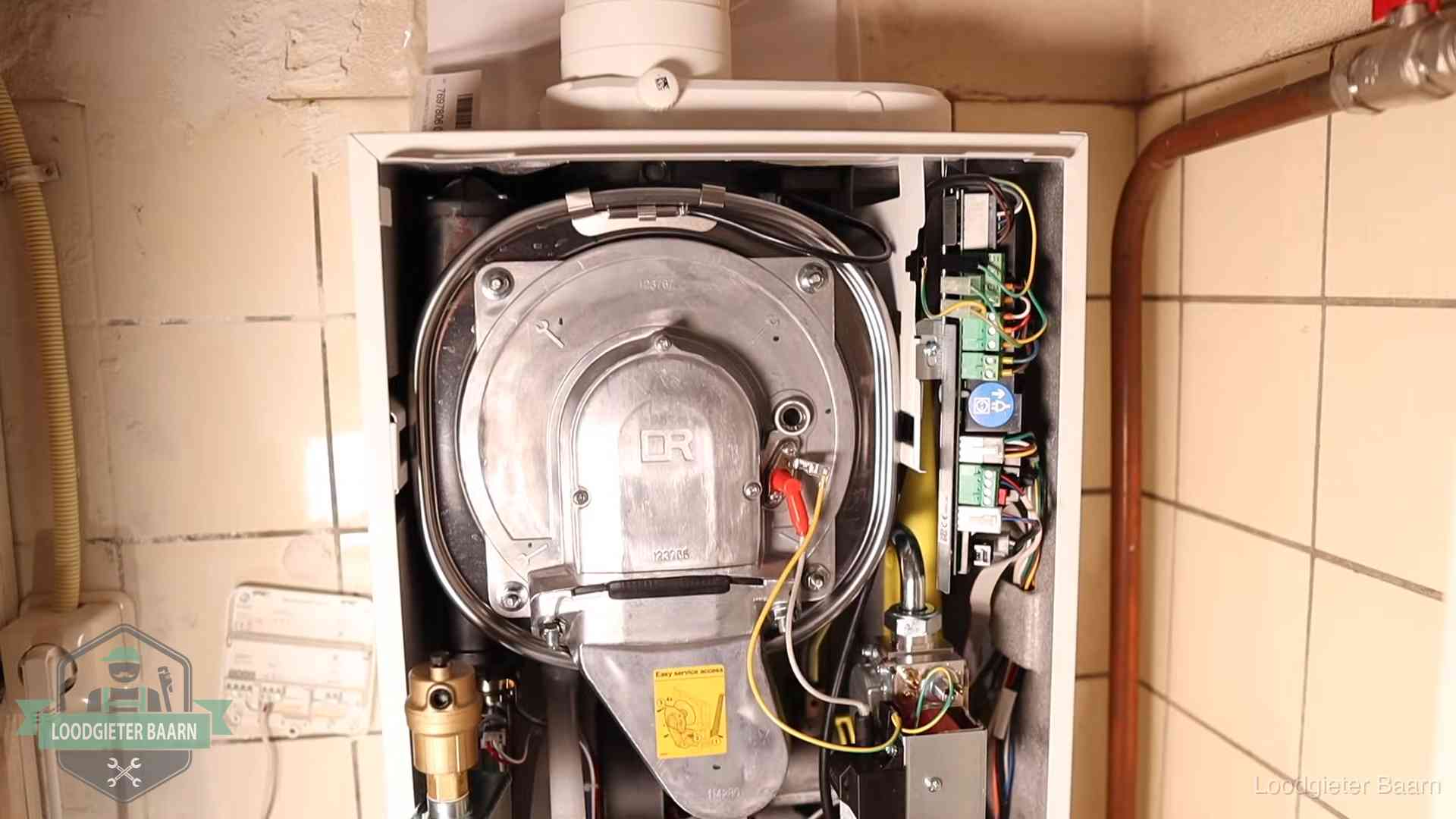 Geopende cv-ketel met warmtewisselaar tijdens periodiek onderhoud in Baarn