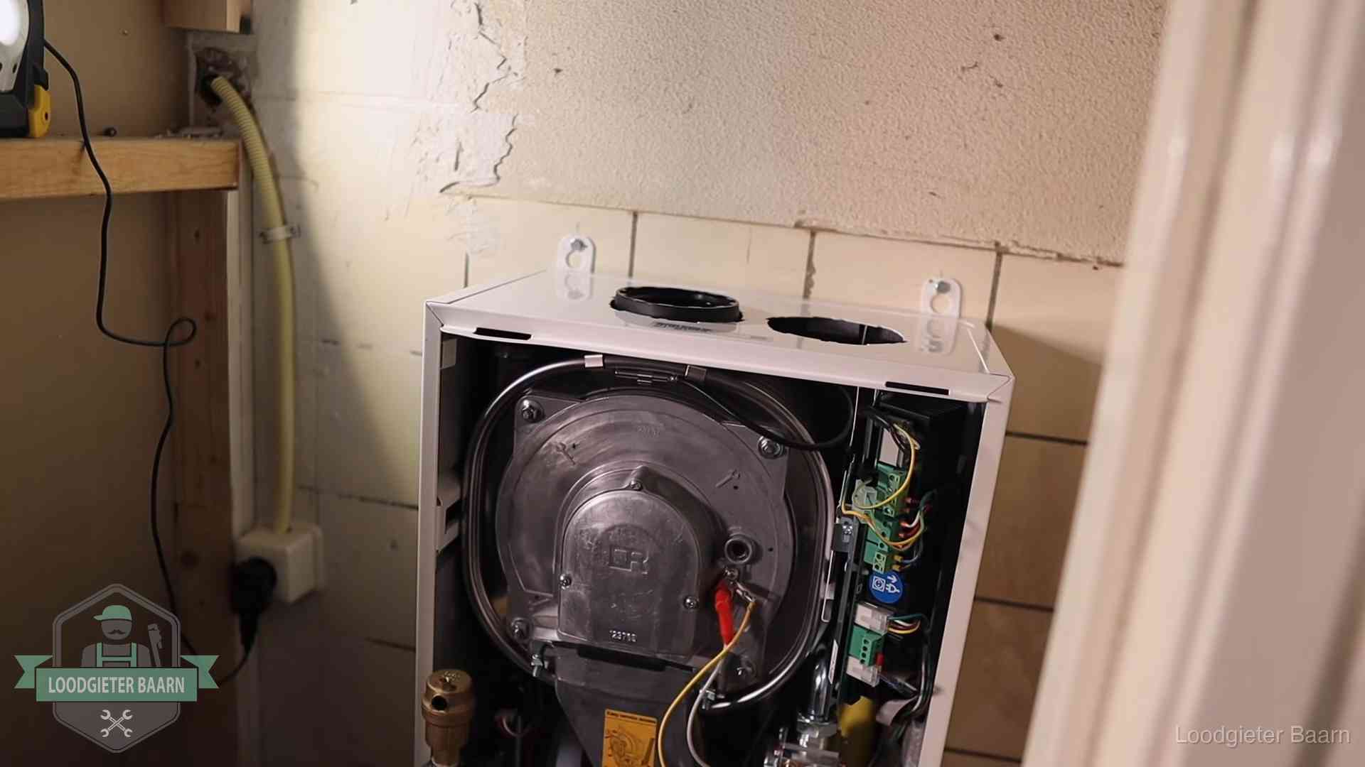 Geopende cv-ketel tijdens een onderhoudsbeurt in Baarn, met brander en warmtewisselaar zichtbaar