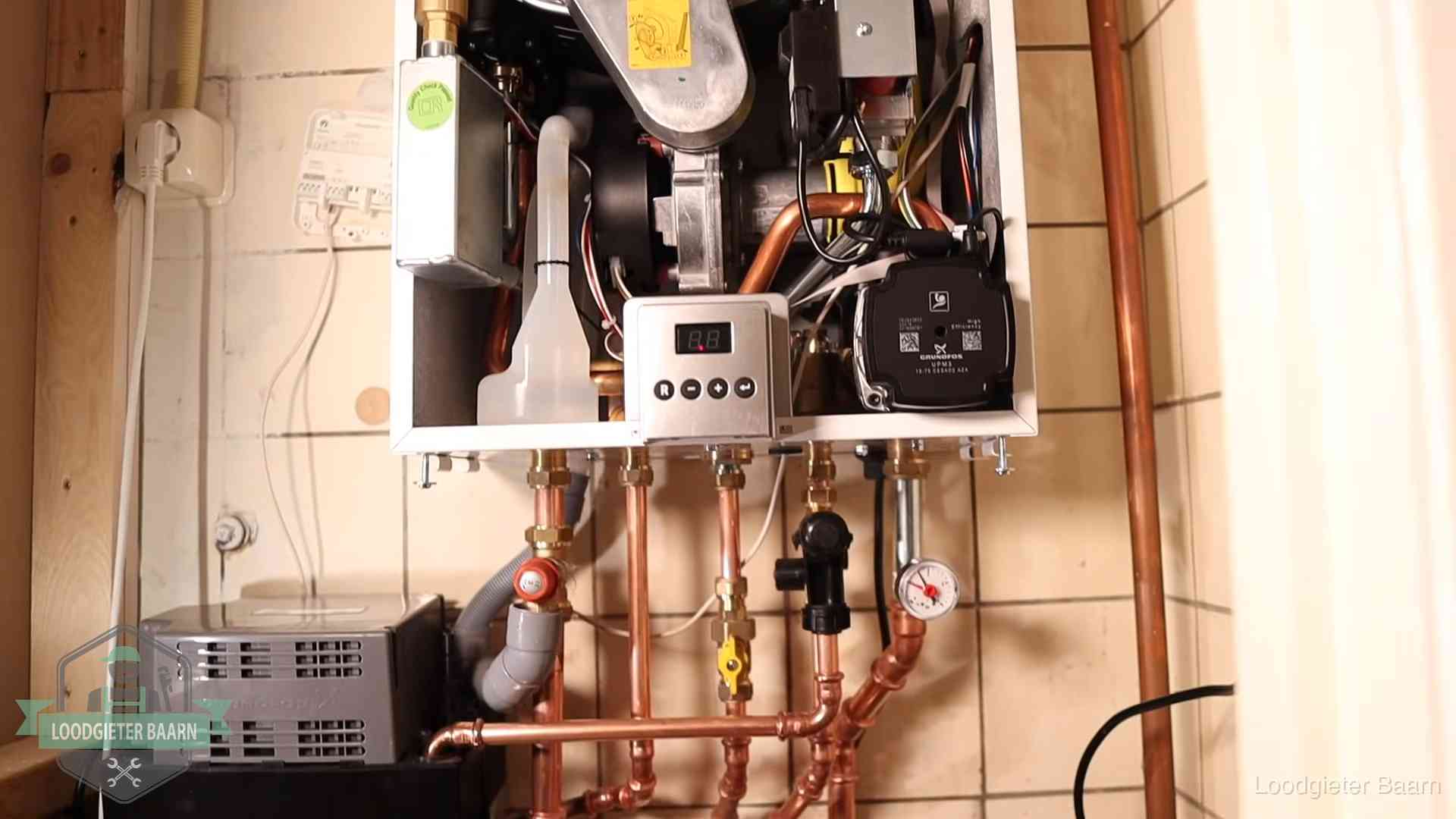 Geopende cv-ketel met brander en cv-pomp tijdens een onderhoudsbeurt in Baarn