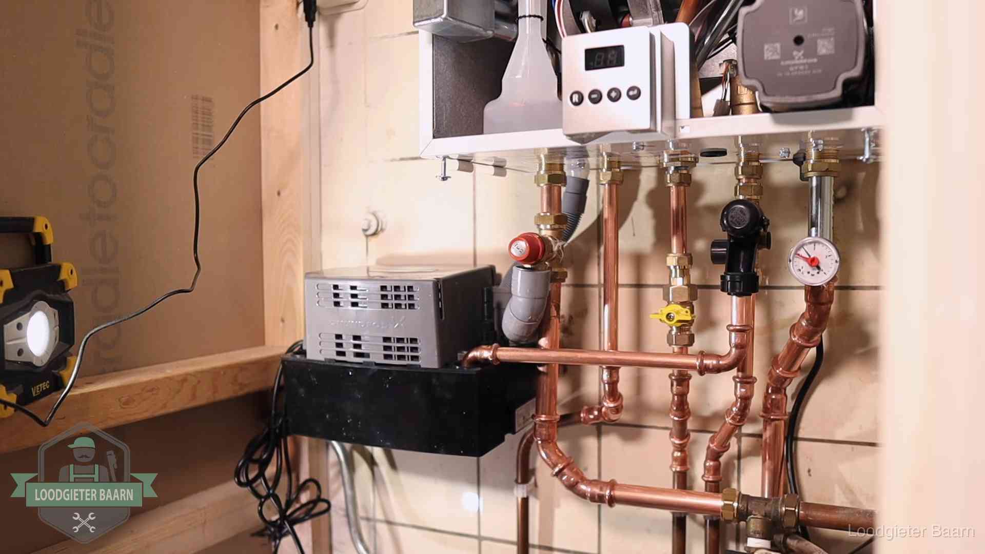 Nieuw koperen leidingwerk met pomp en manometer onder een vervangen cv-opstelling in Baarn