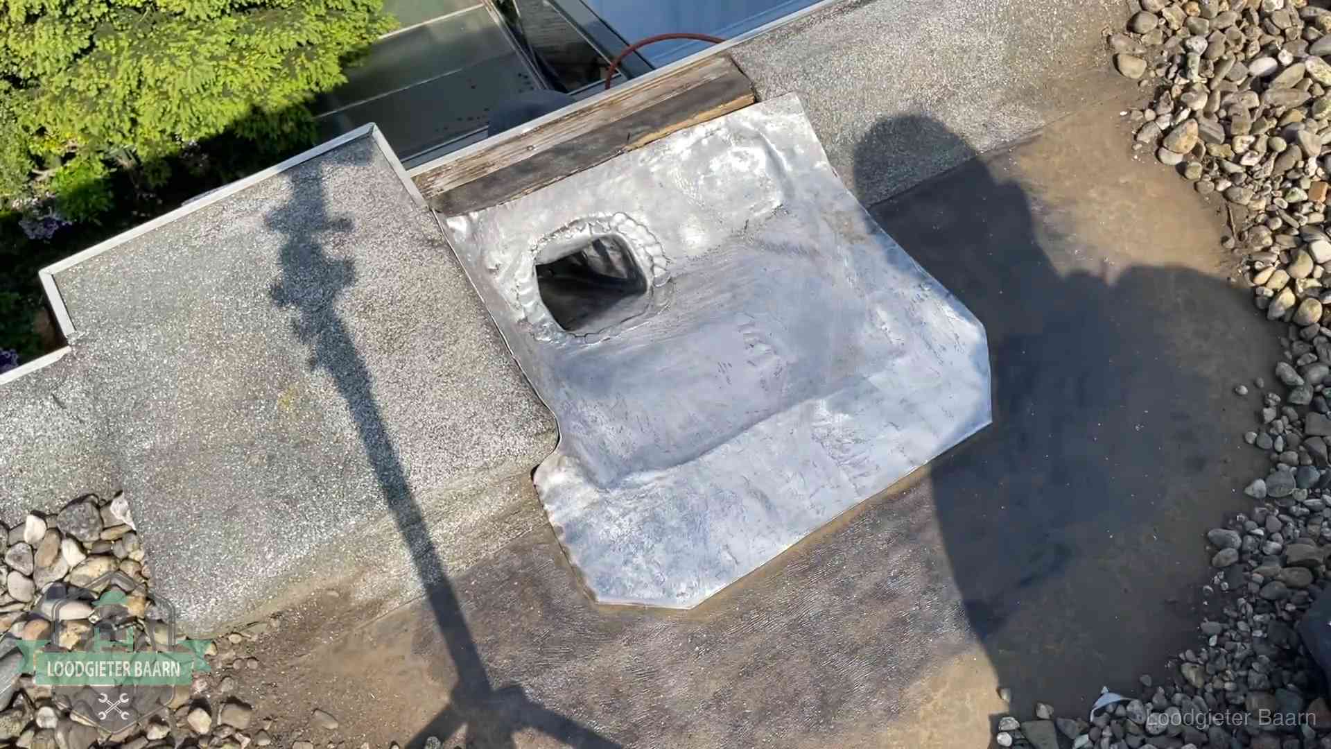 Noodafdichting bij daklekkage in Baarn Vers afgedichte dakdoorvoer met lood en zink op een plat dak in Baarn