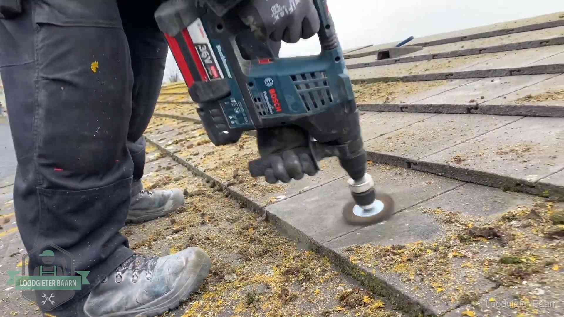 Dakonderhoud en preventie in Baarn Betonnen dakpannen worden machinaal gereinigd tijdens dakonderhoud in Baarn