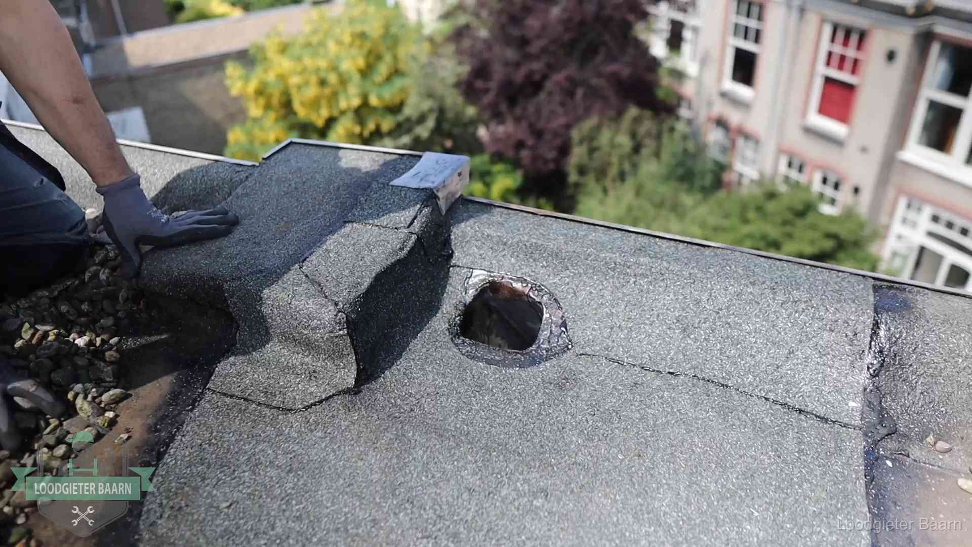 Daklekkage-inspectie op een plat dak in Baarn Loodgieter inspecteert een beschadigd bitumen plat dak tijdens een daklekkage-inspectie in Baarn