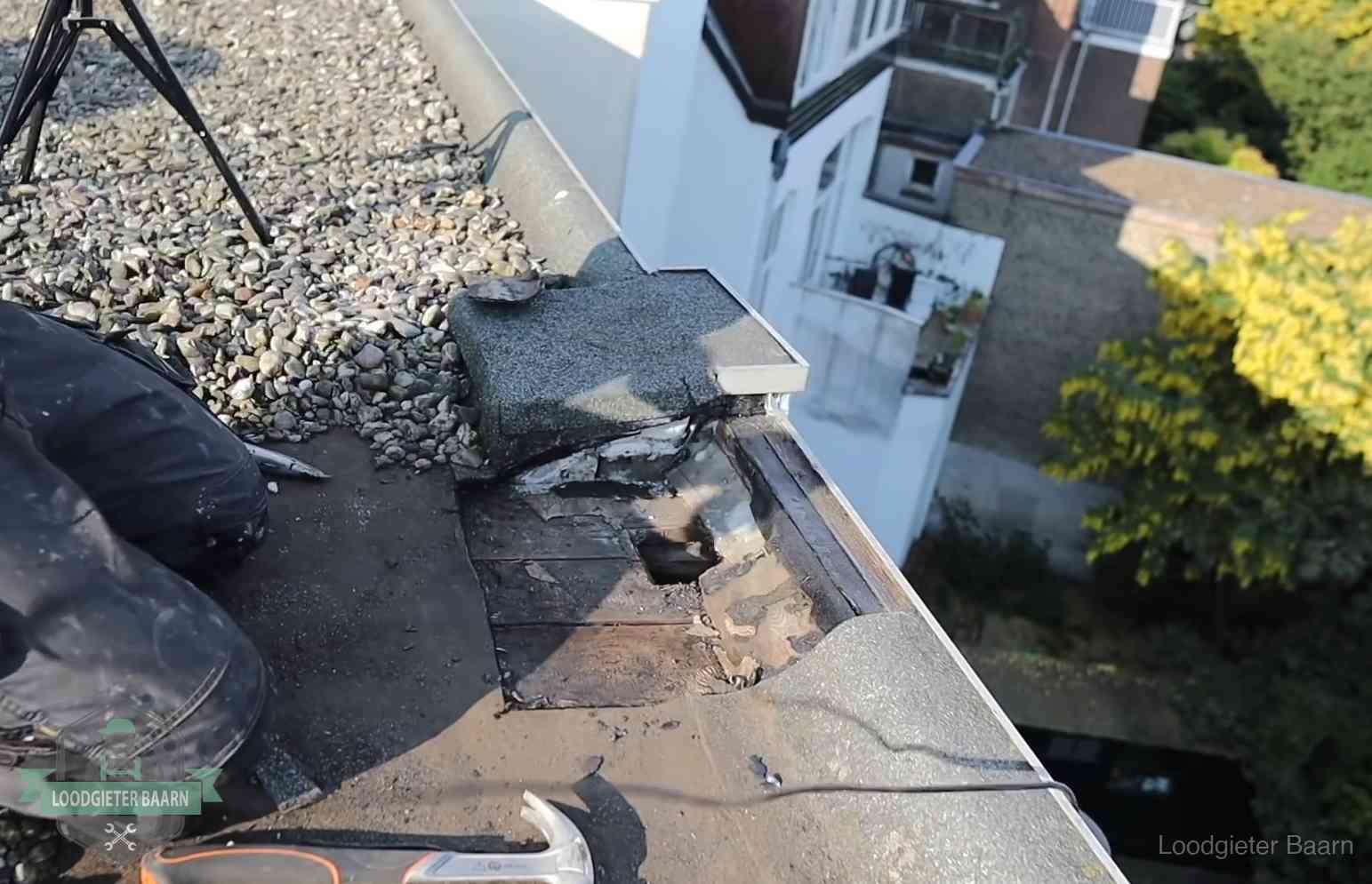 Gevolgen van een daklekkage in Baarn Opengelegde dakrand met verrot dakbeschot door een langdurige daklekkage in Baarn