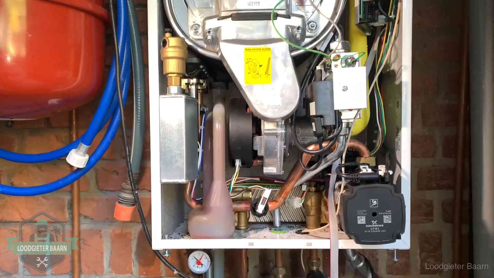 Geopende cv-ketel met rood expansievat in een woning in Baarn