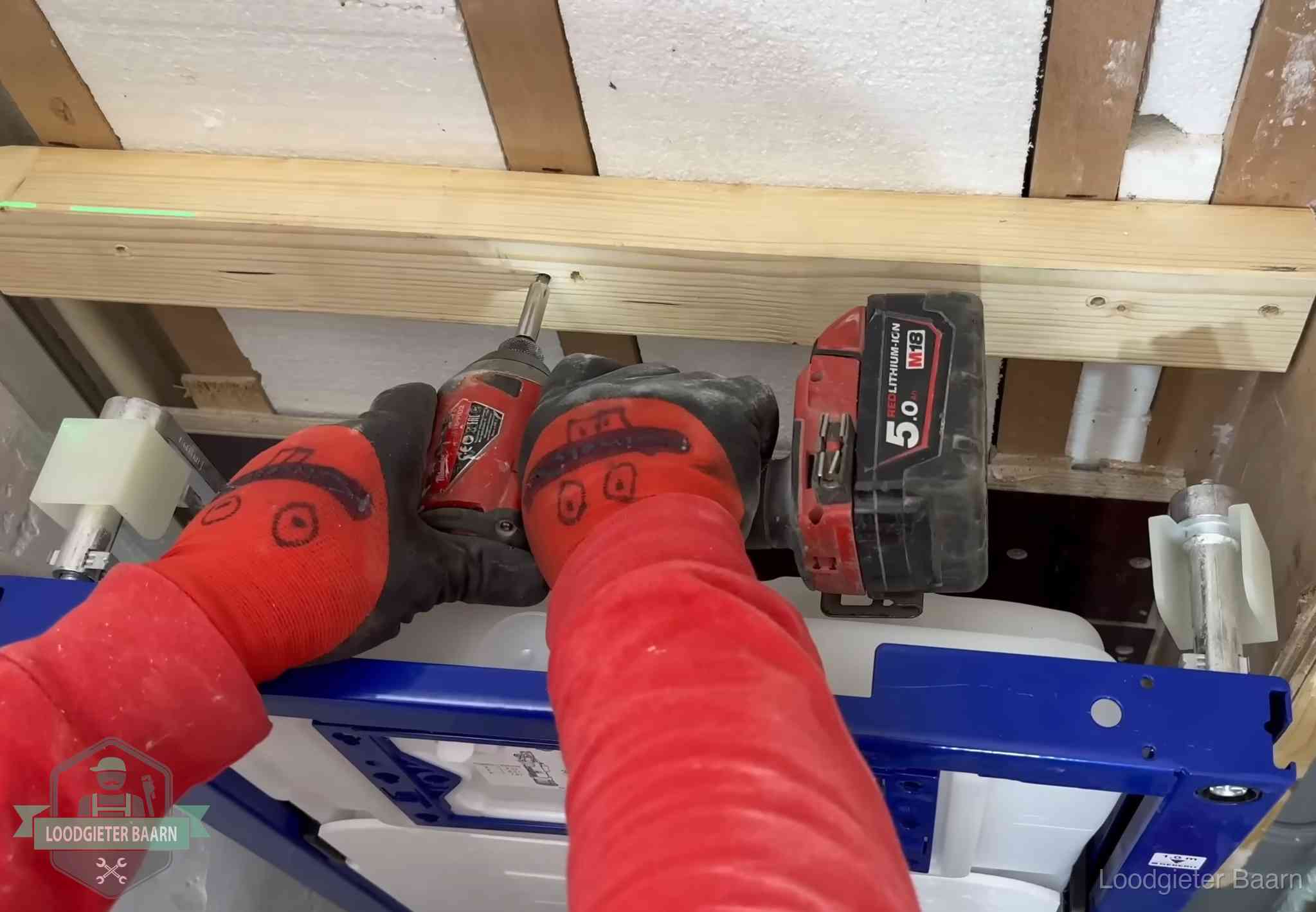 Fout in de wc-installatie opsporen in Baarn Monteur bevestigt een inbouwreservoir voor een hangend toilet in Baarn