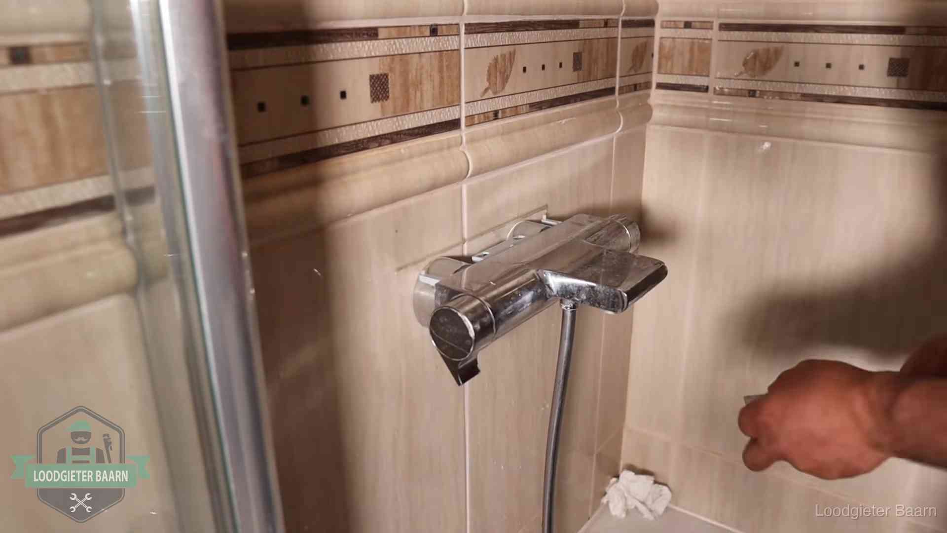 Verkalkte douche-mengkraan in Baarn, hetzelfde kalk dat zich in de warmtewisselaar afzet