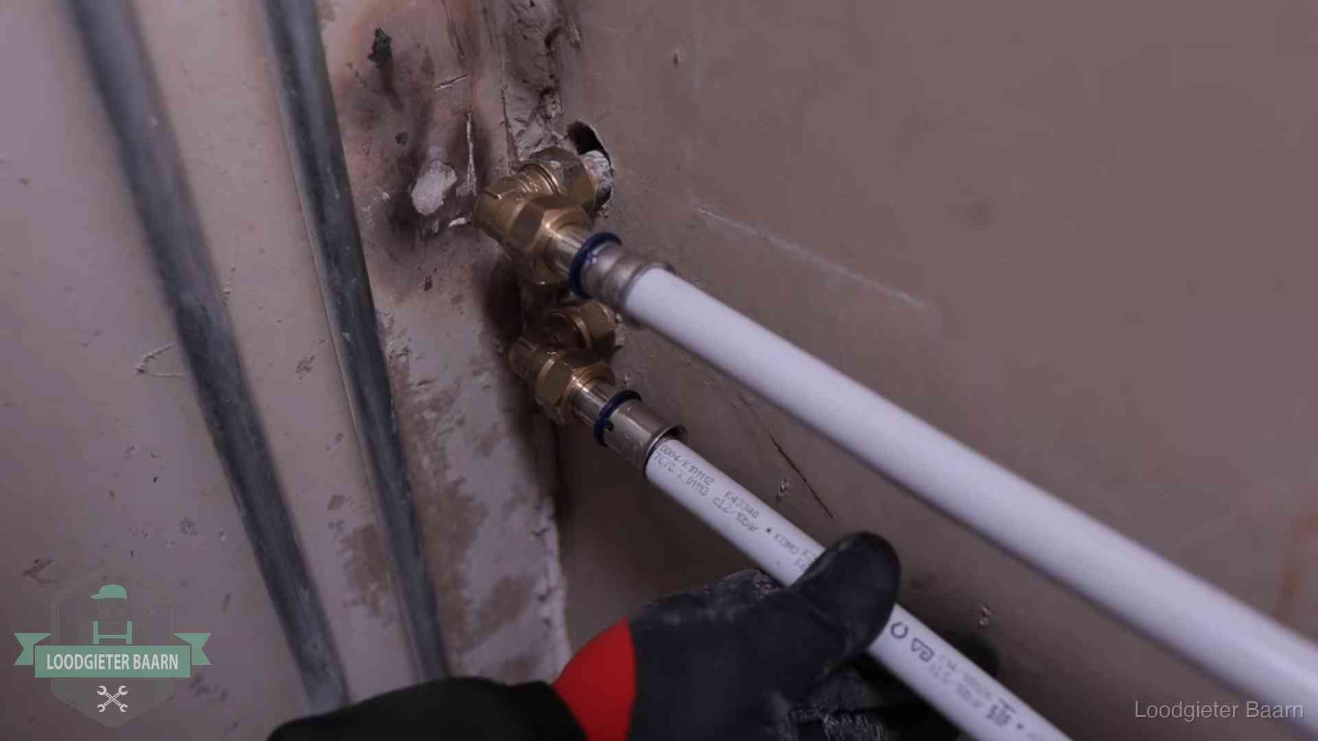 Meerlagenbuizen met keurmerk en rvs persfittingen op muuraansluitingen in Baarn