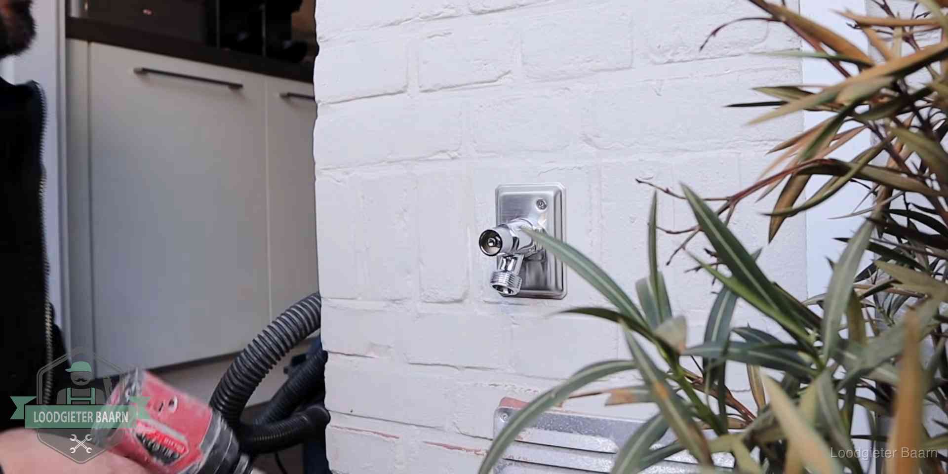 Daklek of leidinglek testen in Baarn Chromen kraan op een muurplaat bij een woning in Baarn, dichtdraaien is stap een van de lektest