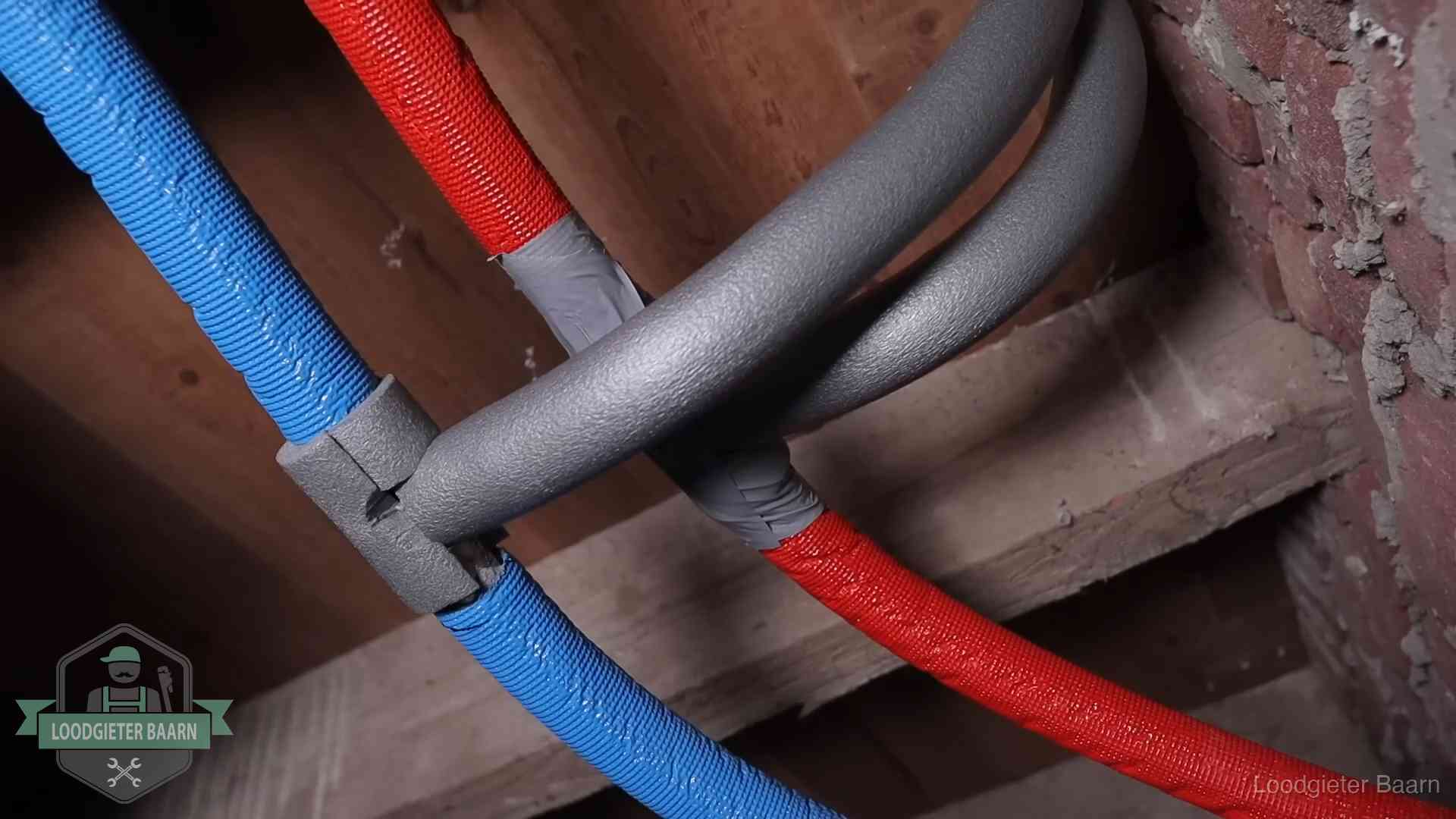 Bevroren leidingen voorkomen in Baarn Geïsoleerde waterleidingen langs houten balken tegen bevriezing in Baarn