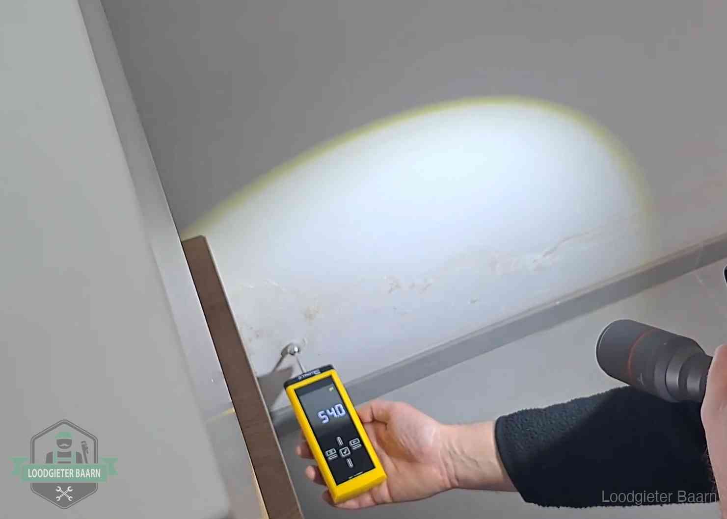 Lekdetectie-technieken in Baarn Vochtmeter tegen een natte wand met lekkagesporen in Baarn