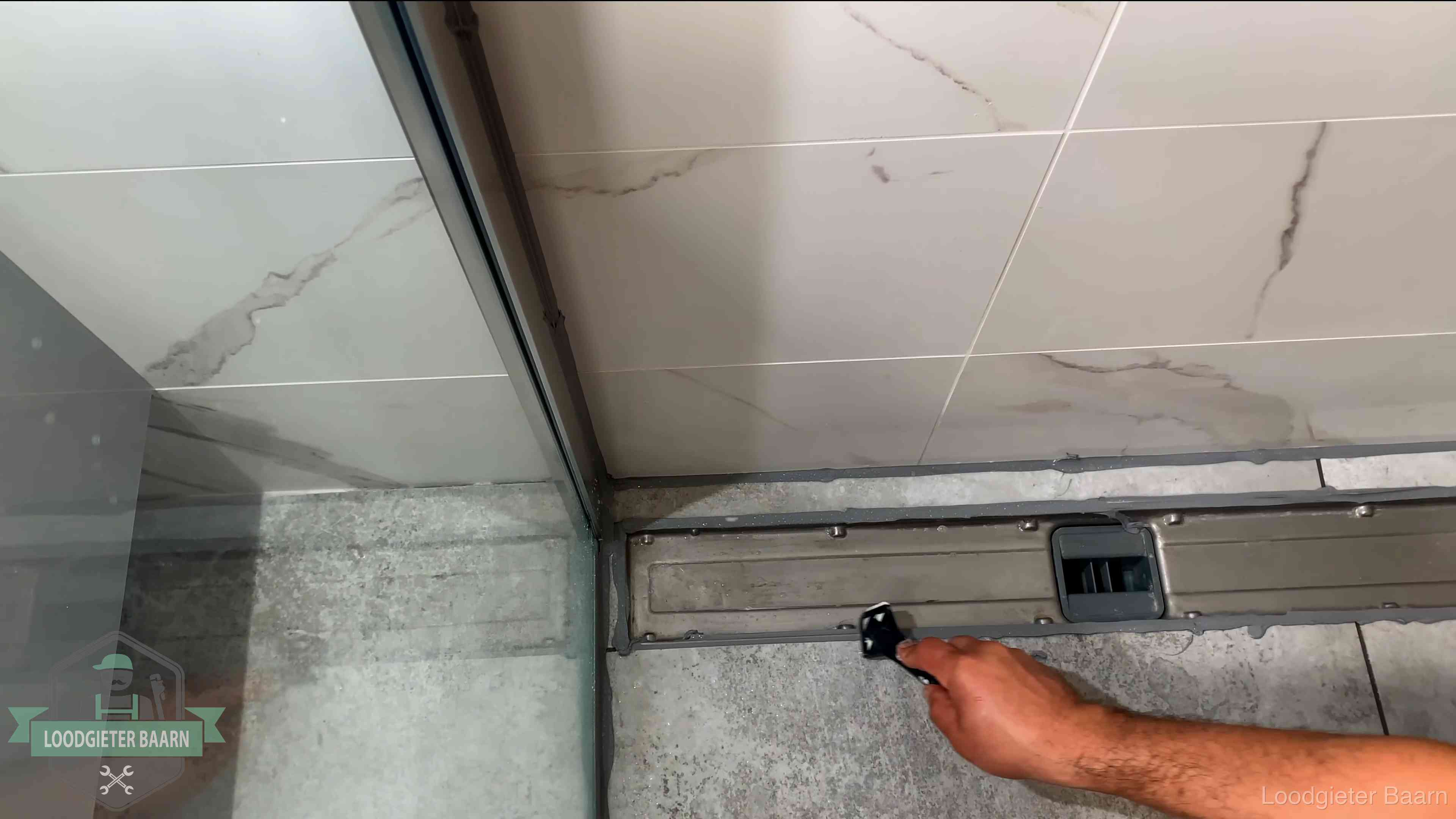 Lekkage in de badkamer verhelpen in Baarn Verse kitrand langs de douchegoot in een betegelde badkamer in Baarn
