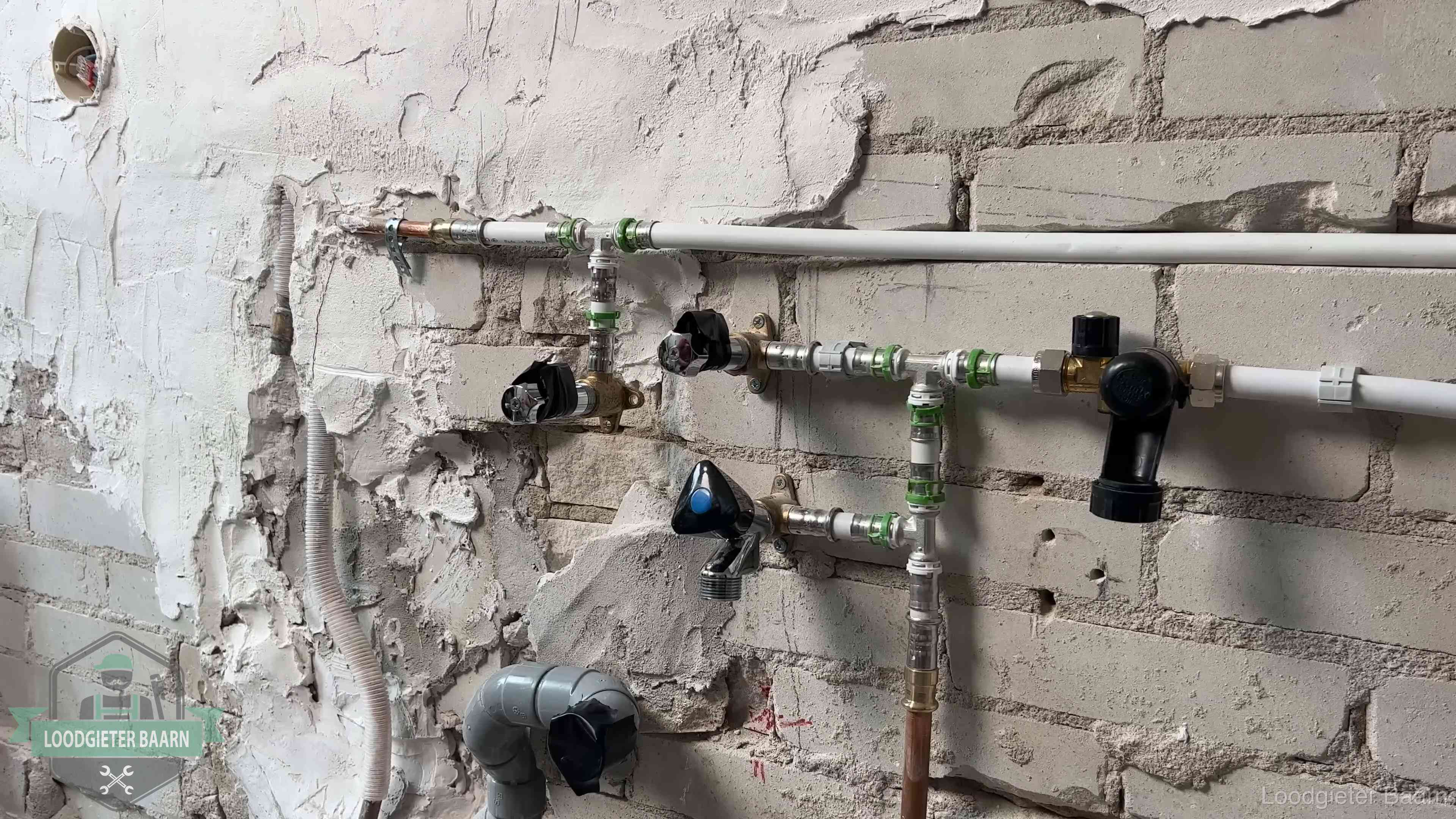 Nieuw aangelegd leidingwerk met persfittingen tijdens een verbouwing in Baarn
