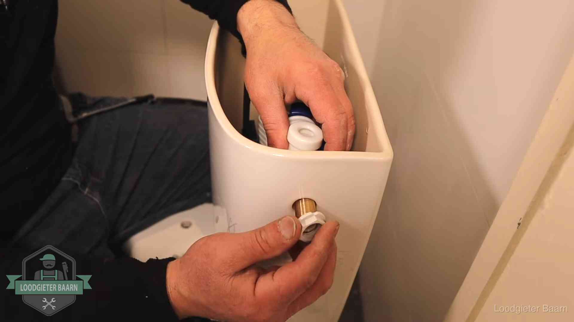 Loodgieter voor je verstopte wc in Baarn Loodgieter monteert de vlotterkraan van een stortbak bij een toilet in Baarn
