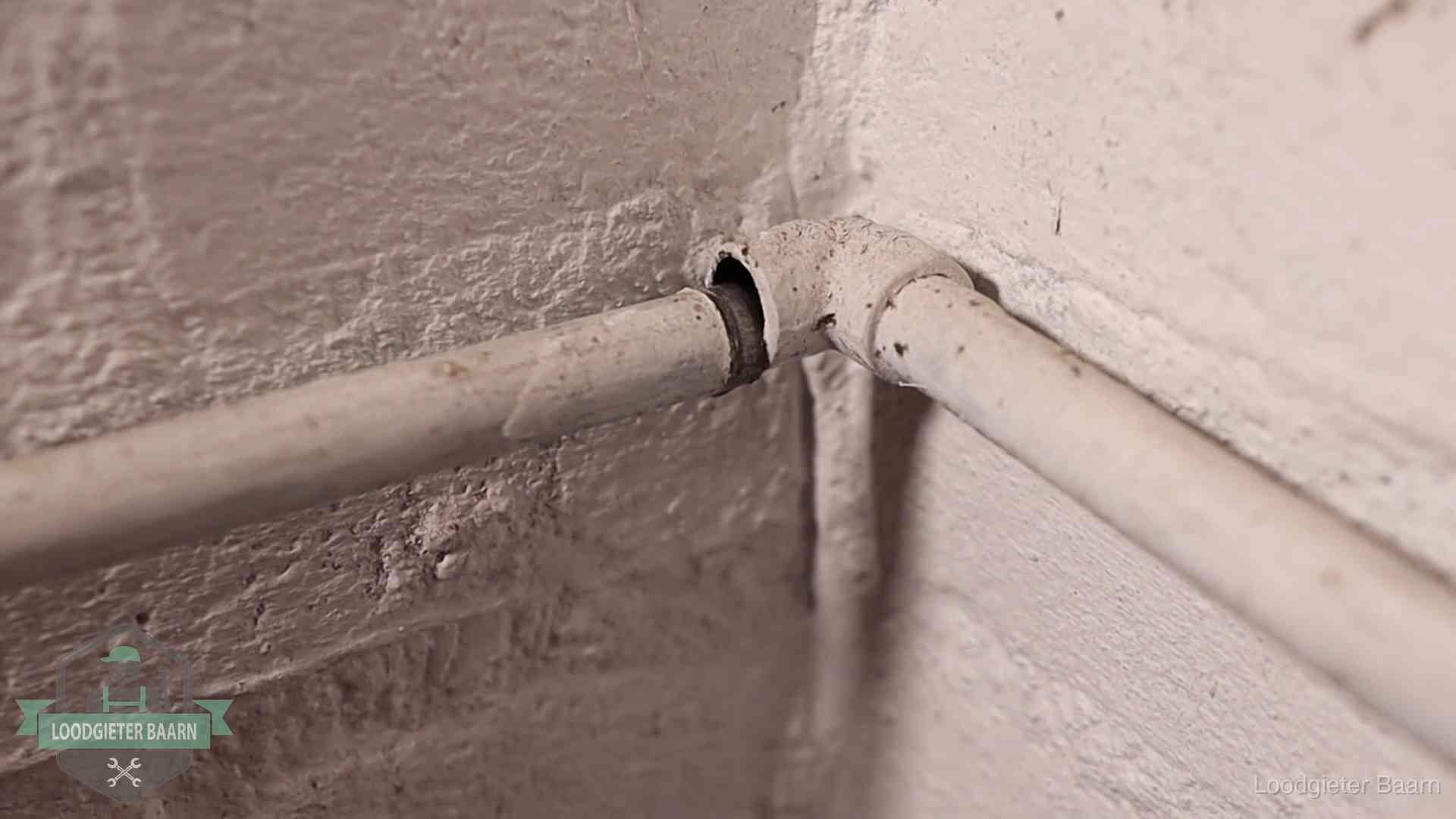 Oude waterleidingen en verborgen lekkage in Baarn Oude geverfde waterleiding met een losliggende fitting in een woning in Baarn