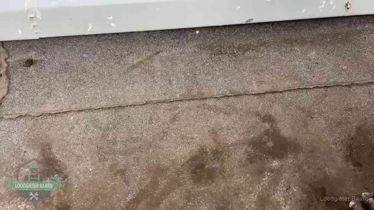 Stormschade en neerslag op daken in Baarn Vochtplekken bij de naad van een plat dak na aanhoudende regen in Baarn