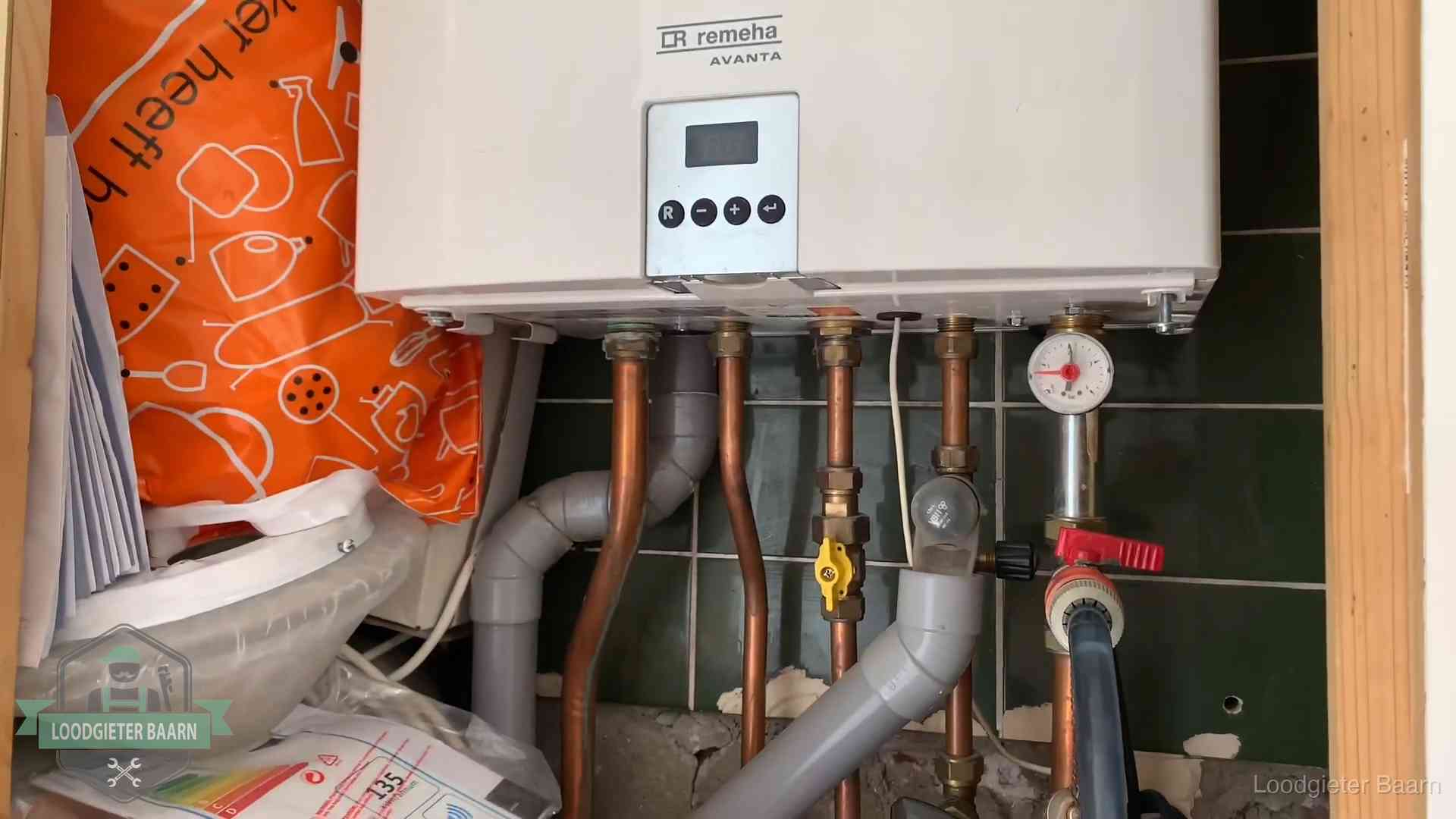 Oudere Remeha cv-ketel in een ketelkast in een woning in Baarn