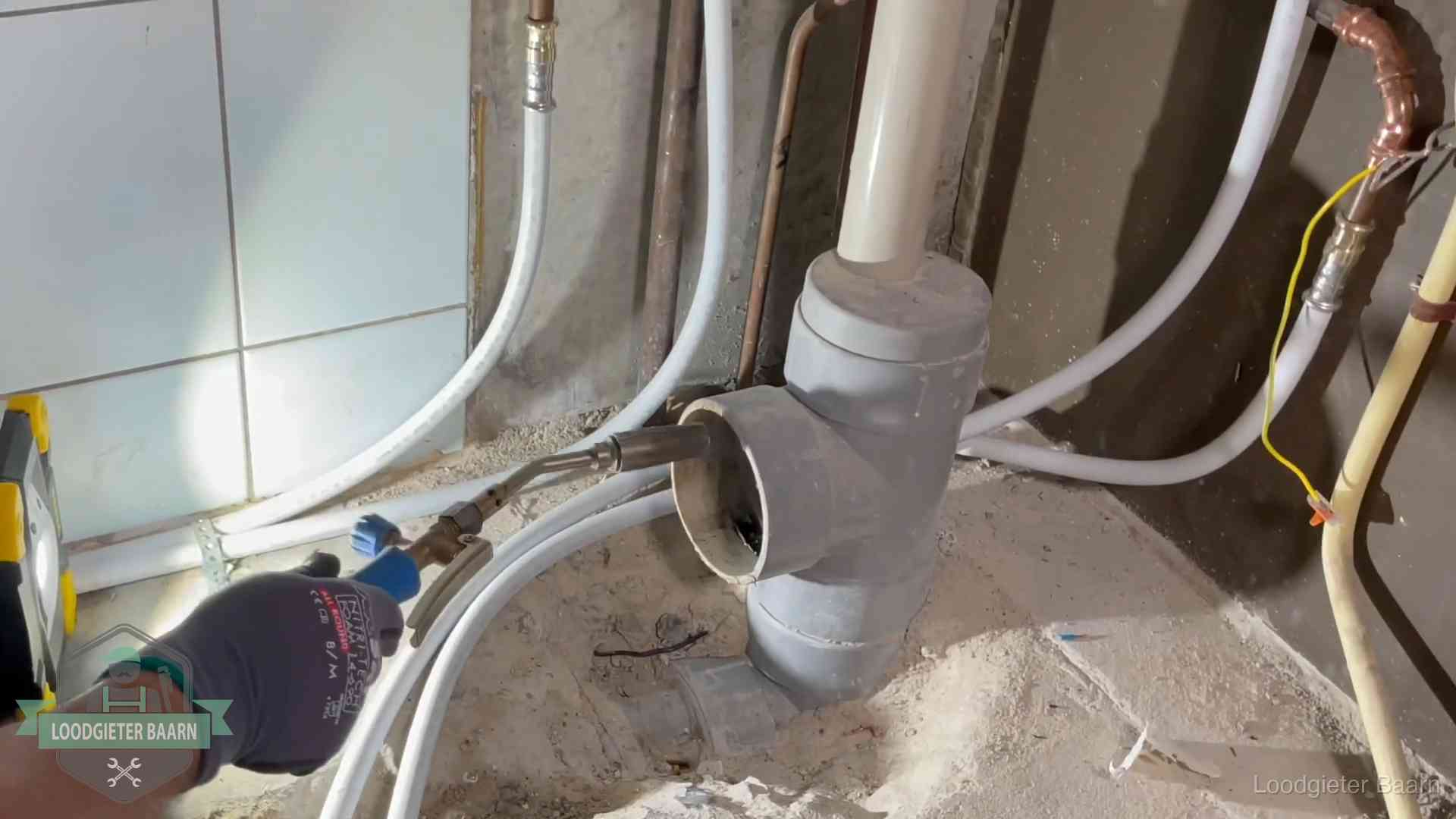 Verstopping in een huurwoning in Baarn Loodgieter werkt aan leidingen bij de pvc-standleiding van een huurwoning in Baarn