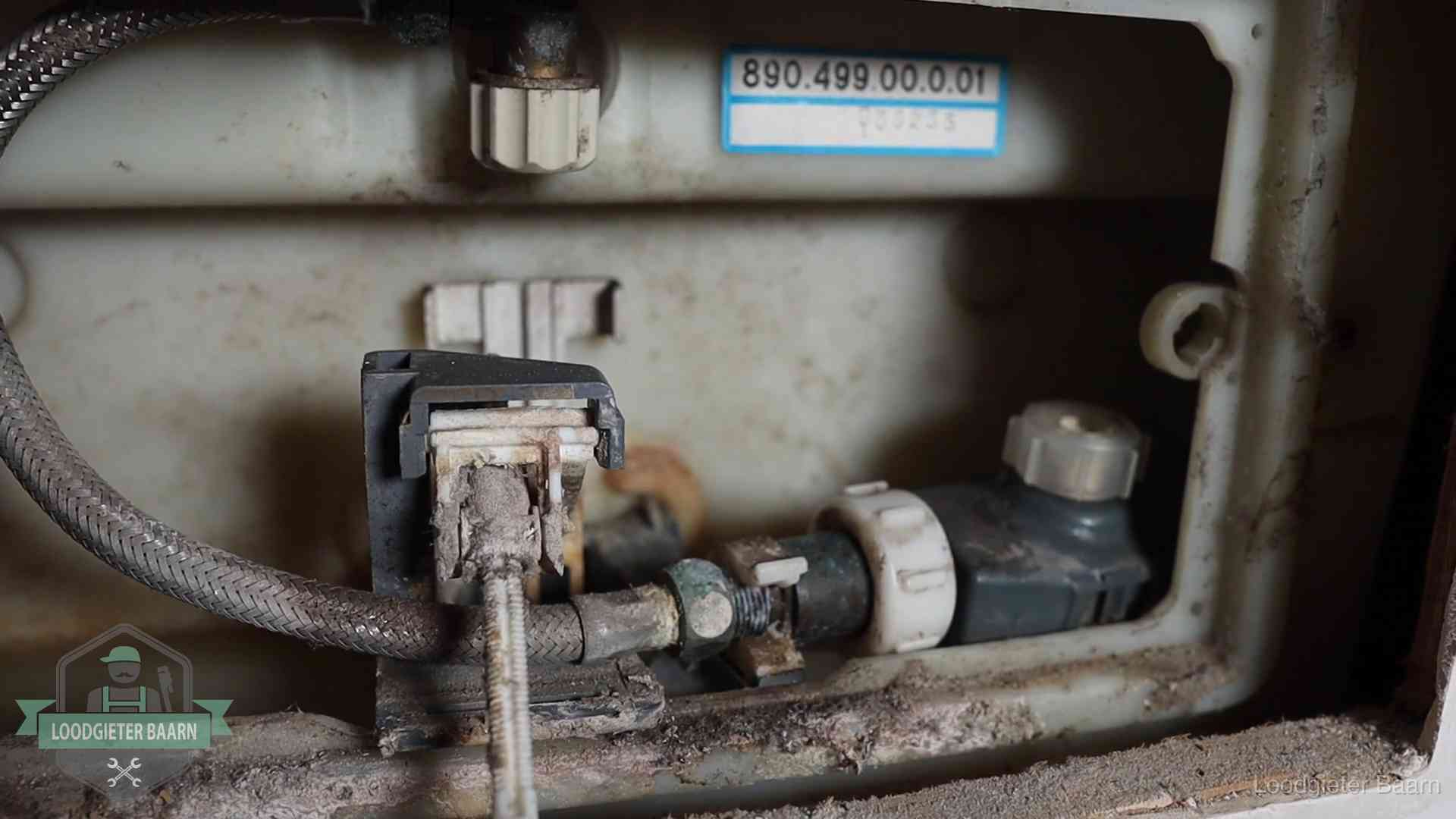 Stortbak en spoelmechanisme in Baarn Verkalkt binnenwerk van een stortbak met vlotterkraan in Baarn
