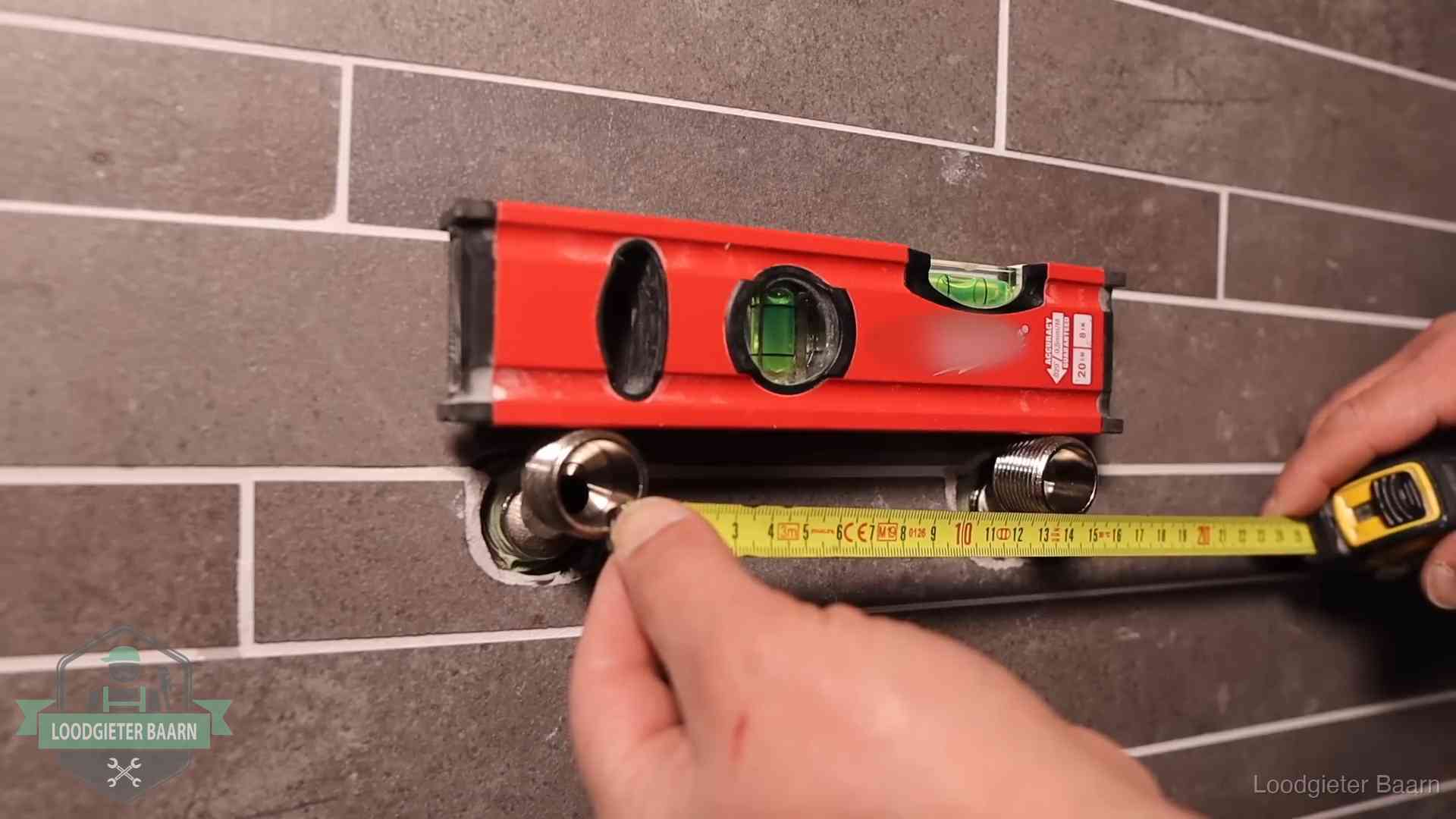 Waterpas en duimstok bij kraan-aansluitpunten in een badkamer in Baarn