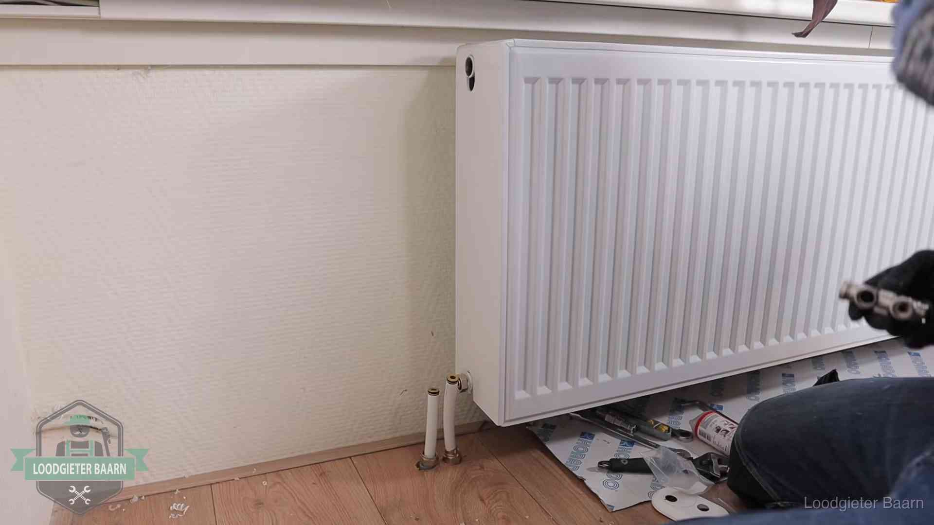 Nieuw gemonteerde radiator in een woonkamer in Baarn