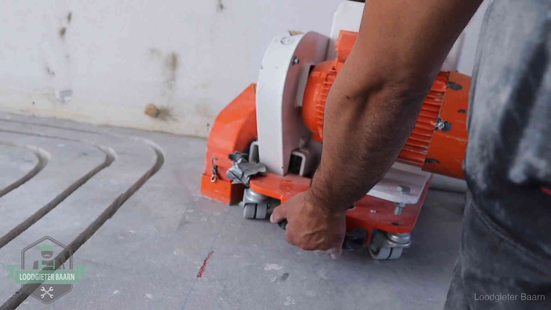 Lekkage in de vloerverwarming opsporen in Baarn Sleuvenpatroon voor vloerverwarming in de dekvloer van een woning in Baarn