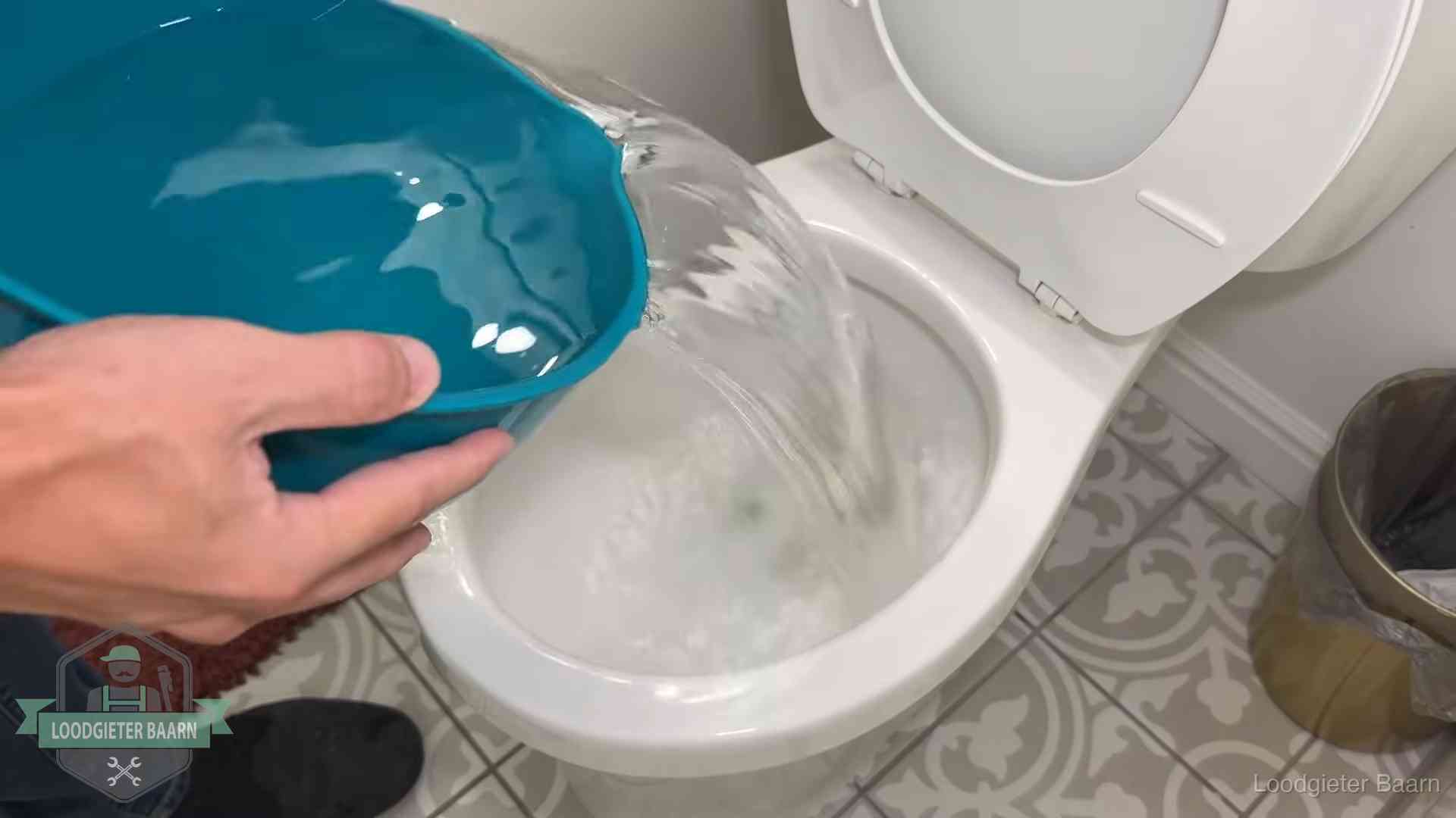 De warm-water-methode in Baarn Warm water wordt voorzichtig in de wc-pot gegoten in Baarn