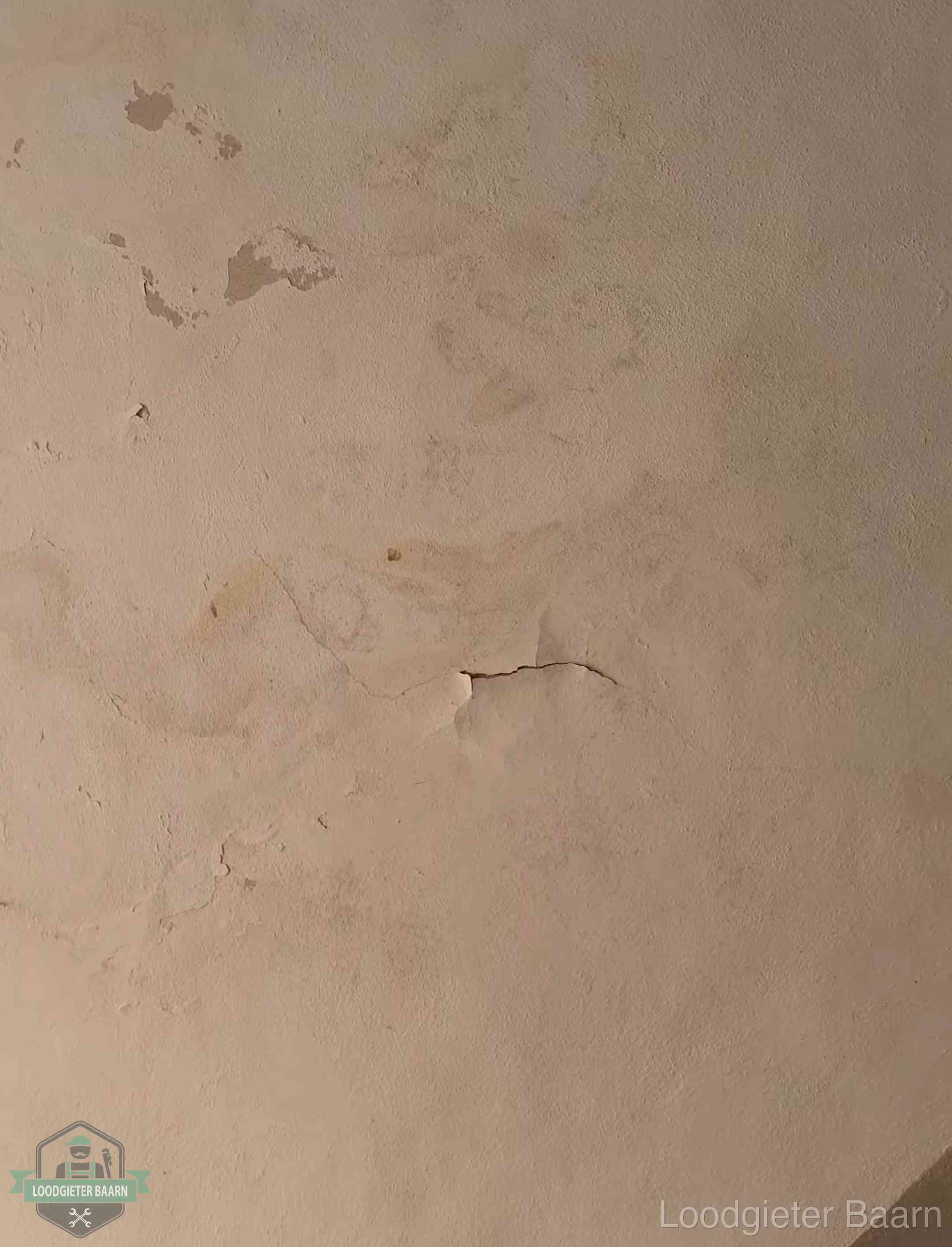 Meetrapport en verzekering in Baarn Vochtkringen en afbladderende verf op een plafond in Baarn, schade voor het meetrapport en de verzekering