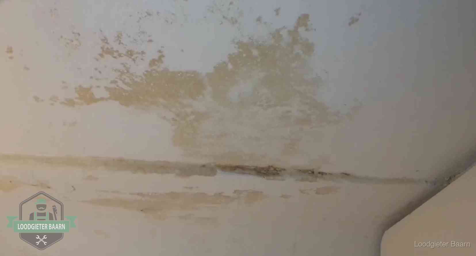 Verzekering bij rioolschade in Baarn Watervlekken op een plafond in Baarn, schade die je bij de verzekering meldt