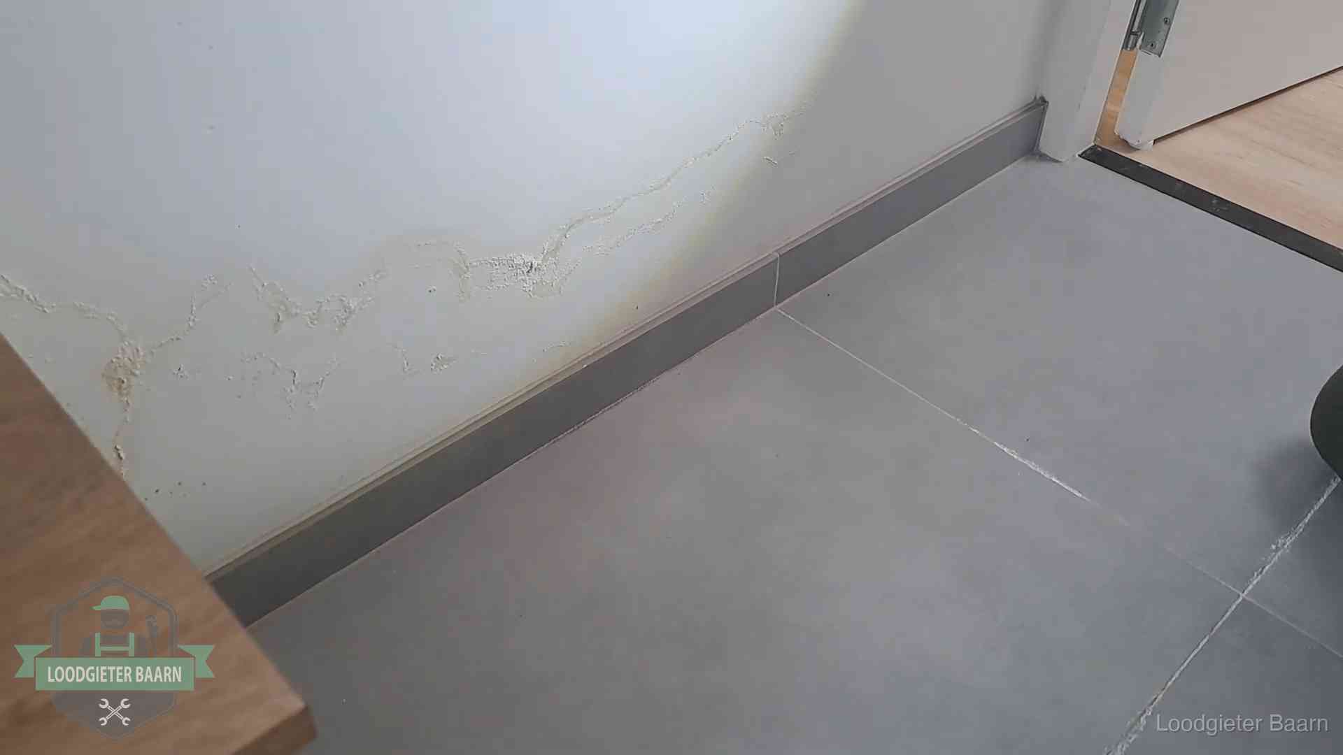 Verzekering en daklekkage in Baarn Waterschade met kalkuitbloeiing op een binnenwand in Baarn, vastgelegd voor de verzekering