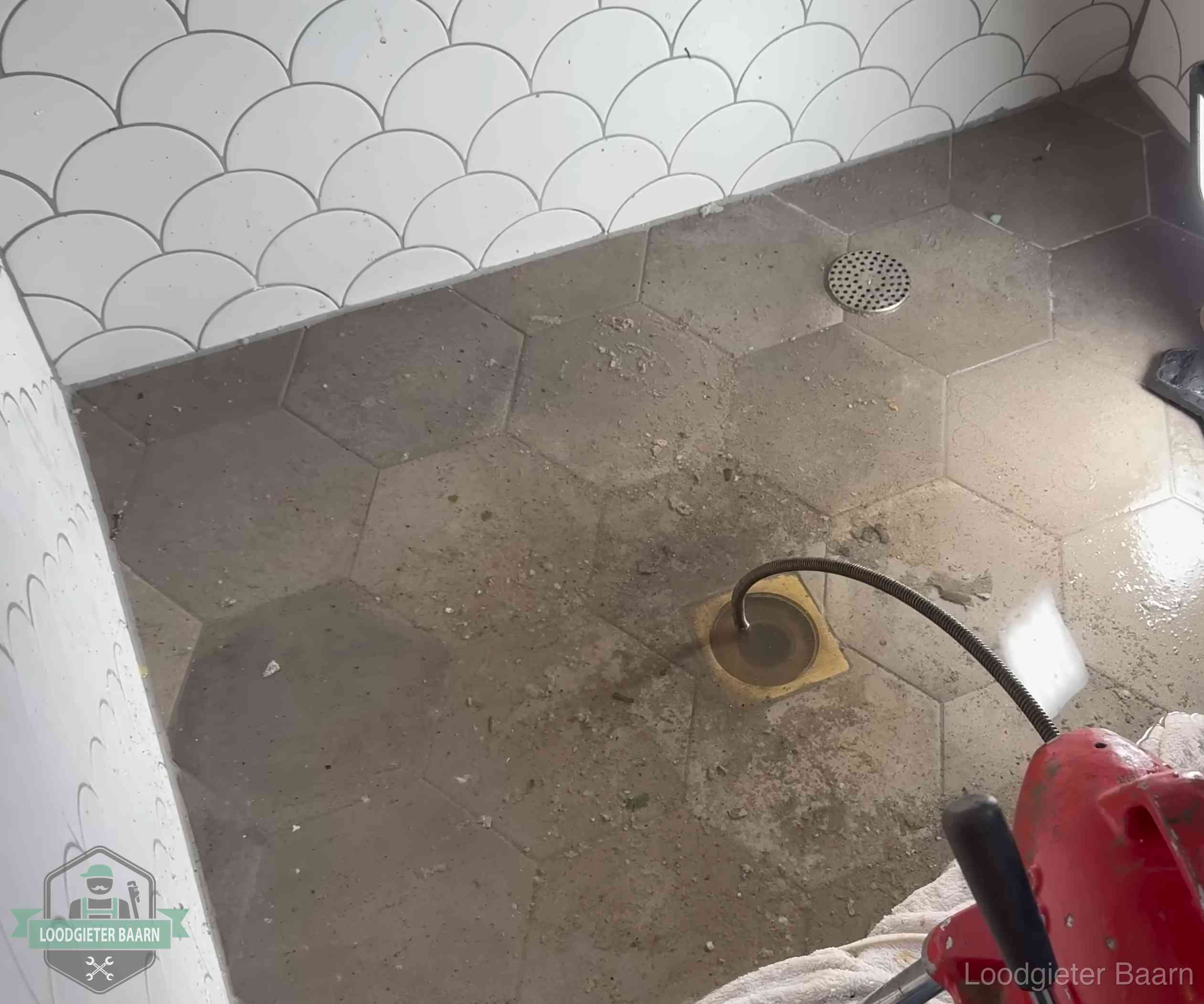 Stank uit wc of vloerput in Baarn Vloerput met waterslot in een badkamer in Baarn, een bron van stank als het waterslot droogstaat