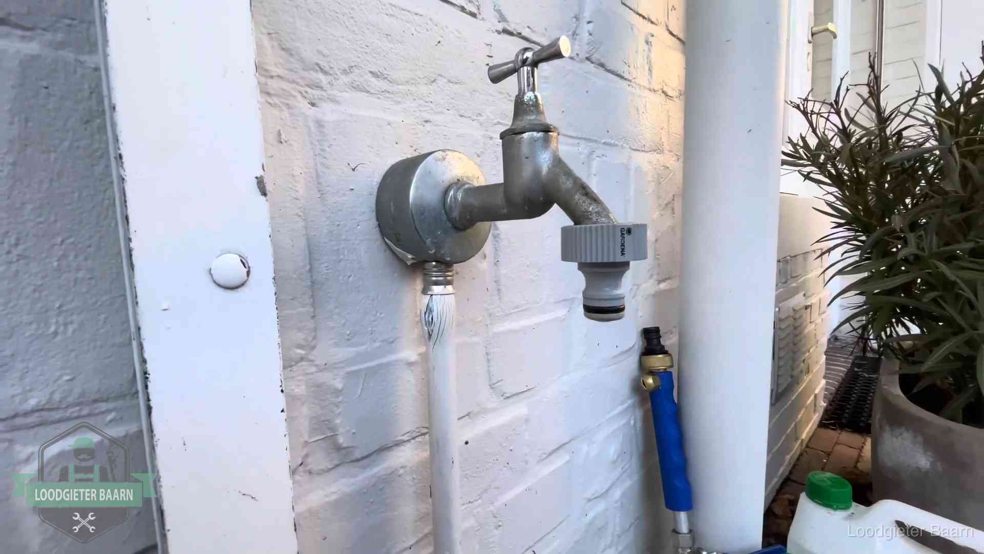 Hoge waterrekening in Baarn Buitenkraan met slangaansluiting bij een woning in Baarn, sluipverbruik zie je terug op de waterrekening