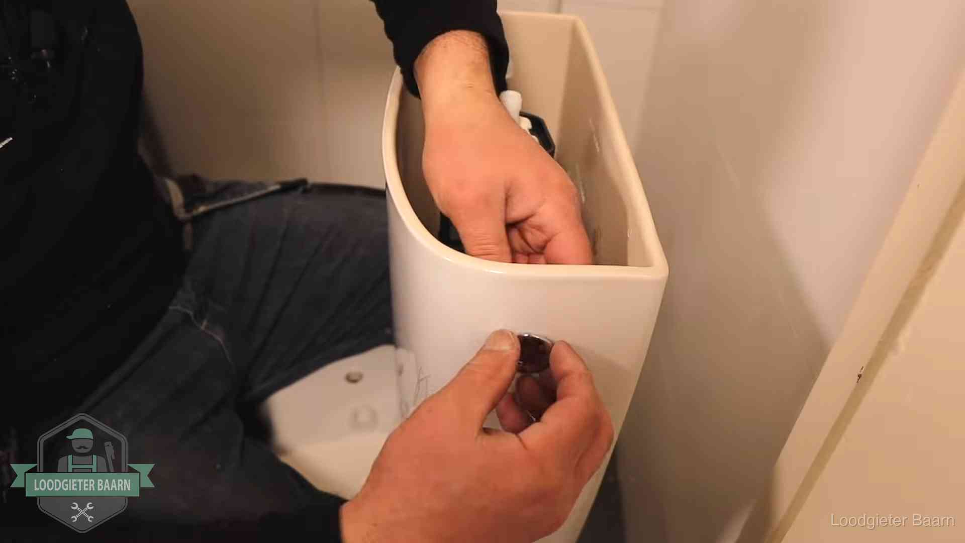 Je wc verstoppingsvrij houden in Baarn Drukknop van een duoblok-stortbak wordt gemonteerd bij een toilet in Baarn