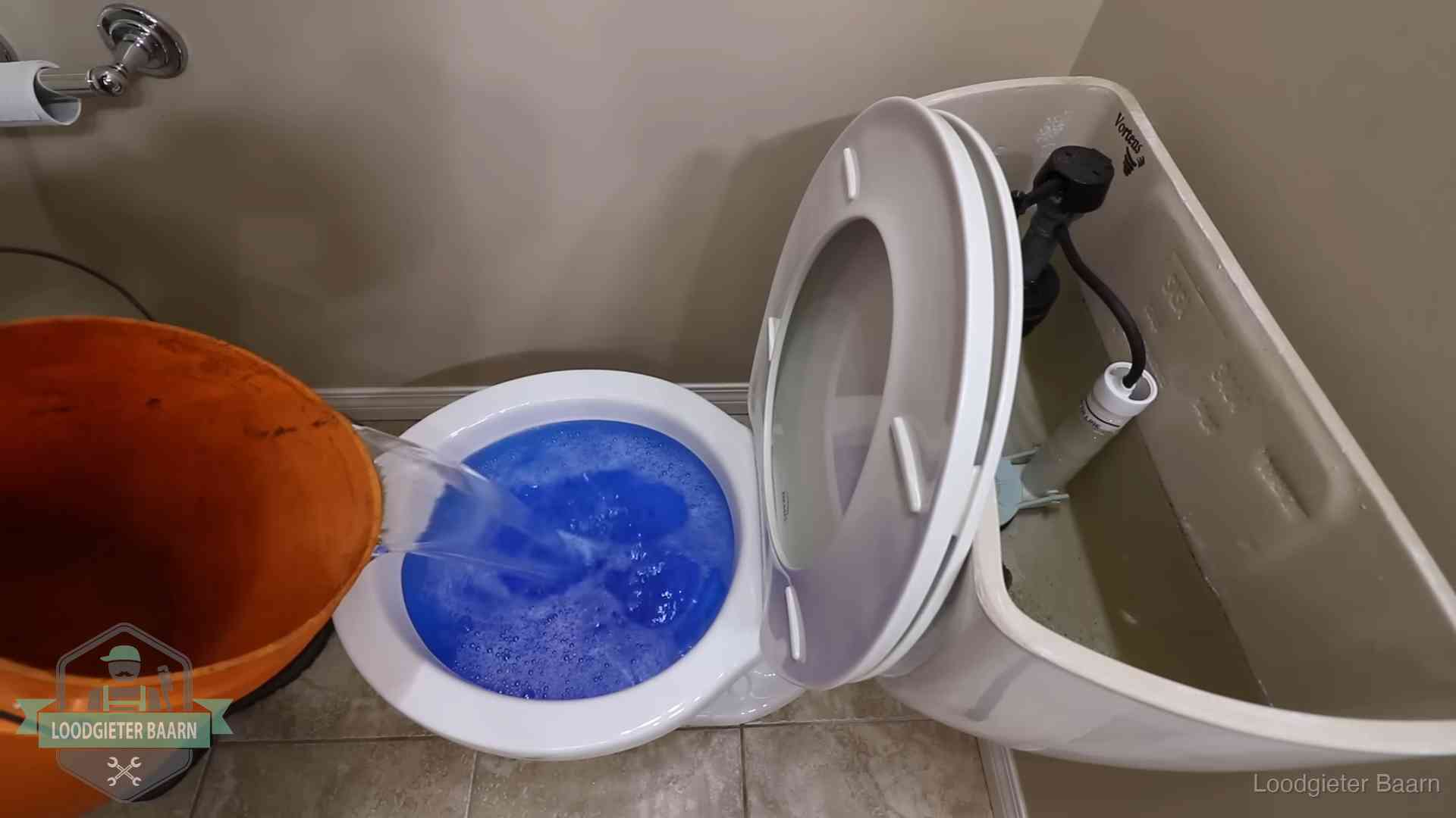 Water komt omhoog in de wc in Baarn Water bij de wc-pot wordt met een emmer weggewerkt om schade te beperken in Baarn