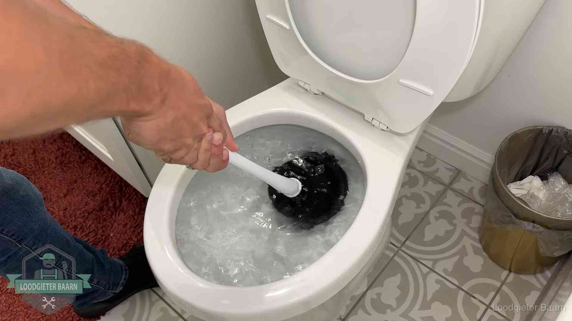 Zelf je wc ontstoppen in Baarn Zelf de wc ontstoppen met een plopper in Baarn, het water kolkt in de pot