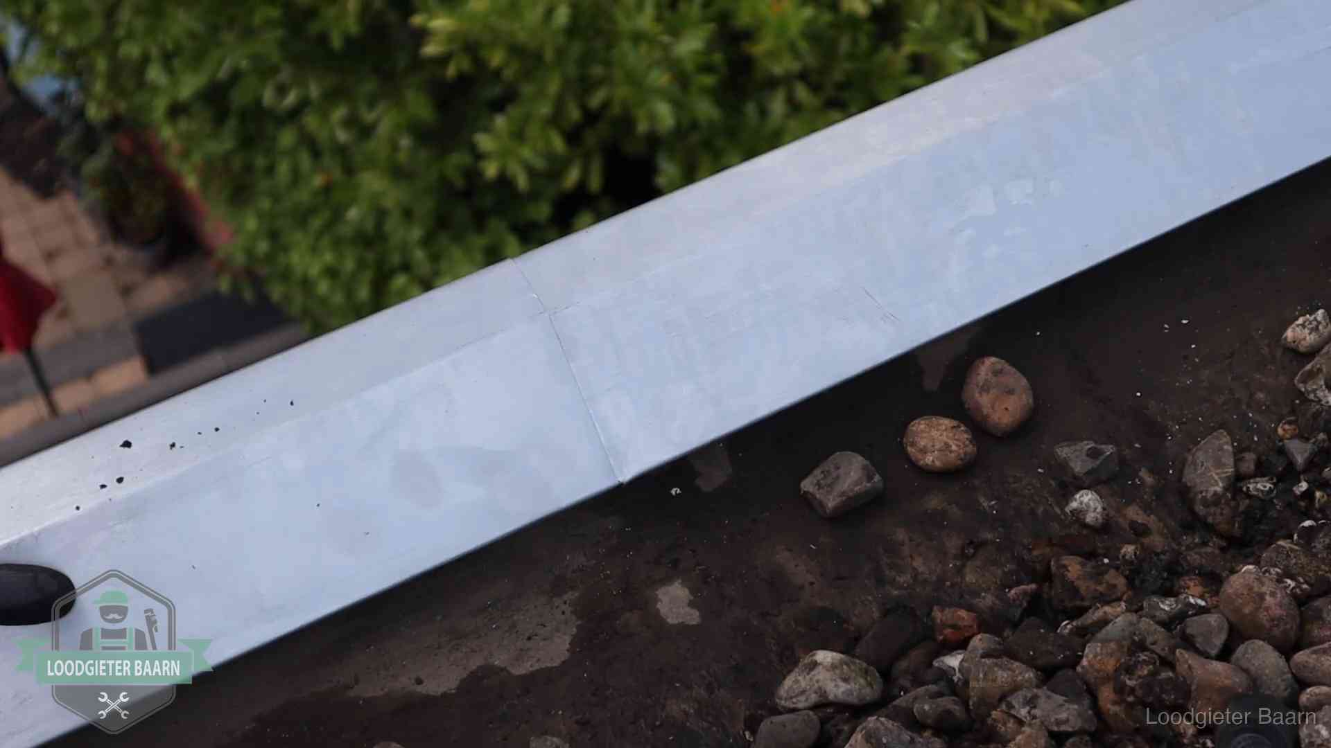 Garantie op dakwerk in Baarn Strak gesoldeerd naaddetail in een zinken daktrim op een dak in Baarn